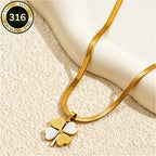 Collier porte-bonheur trèfle nacre doré porté par une femme